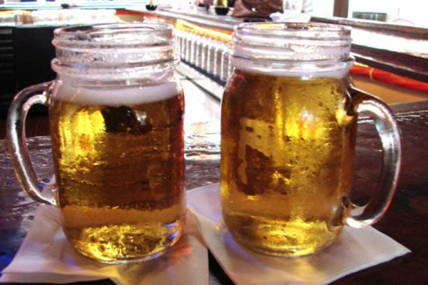 zwei-gläser-mit-bier-geschenk-zum-vatertag- cooles geschenk