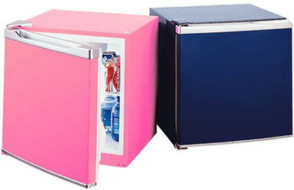 zwei-kleine-kühlschränke-rosa-und-dunkel-blau-hintergrund in weiß