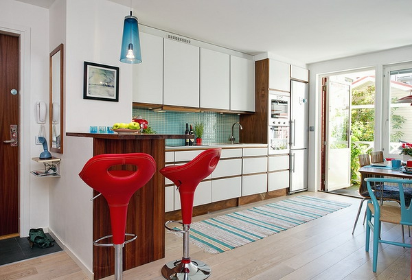 zwei-rote-barhocker-in-einer-luxuriösen-wohnung-buntes teppich und gemütliche atmosphäre in der küche
