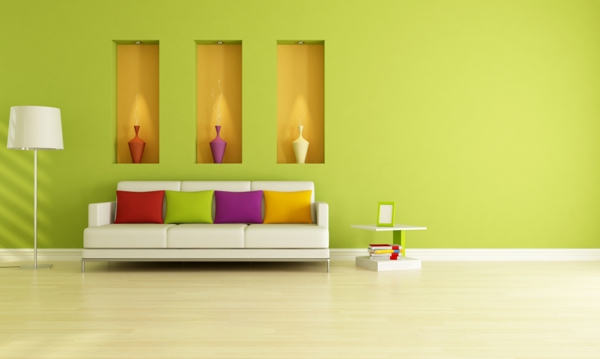 Farbbedeutung-Grün-mit-Wand-Deko-und-vielen-bunten-Kissen-und drei-Vasen