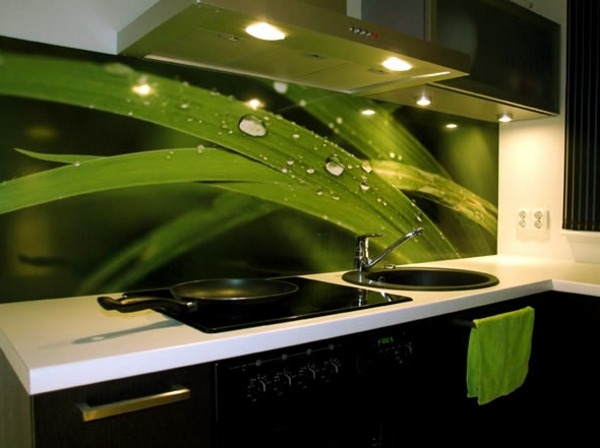 Farbbedeutung-Grün-moderne-Küche-im-Grün-und-schwarz-mit-grünem-Tuch