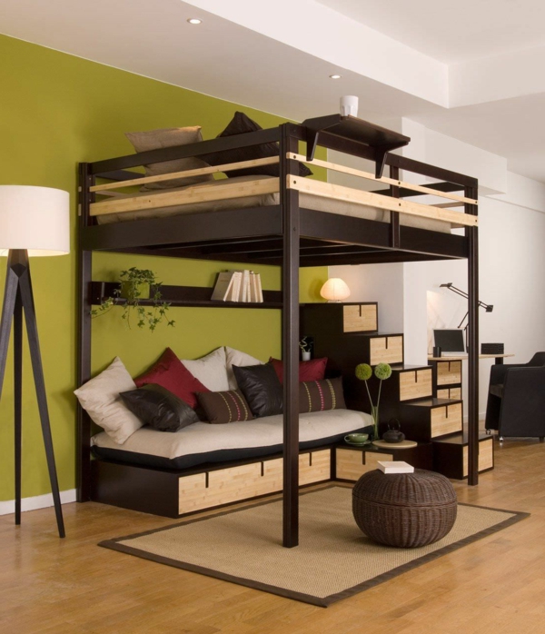 Farbbedeutung-Grün-modernes-Bett-Hochbett-und-eine-Couch-mit-vielen-Kissen