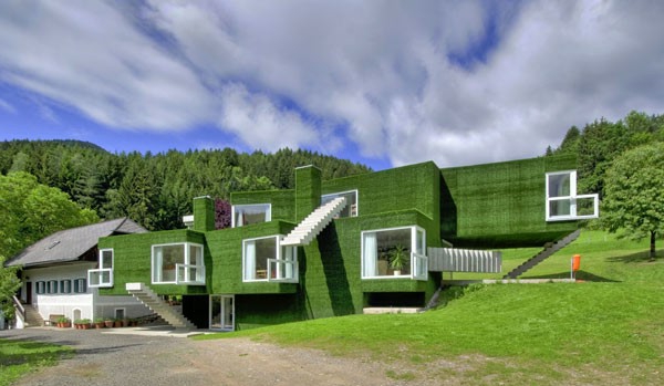 Farbbedeutung-Grün-modernes-Gebäude-grün-und-schön-mit-blauem-Himme