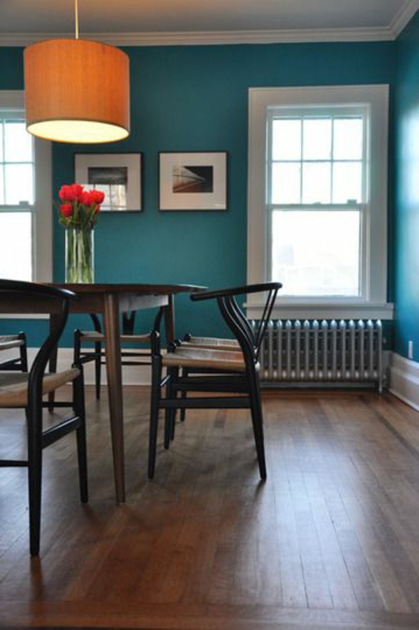 Farbideen-für-Wand-blaugrün-für-die-Küche-mit der-Lampe-und-tisch