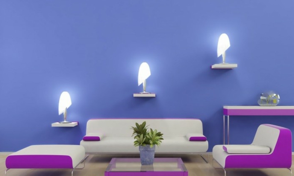 Farbideen-für-Wand-wohnzimmer-im-violett-und-lila-mit-dre-wandlampe