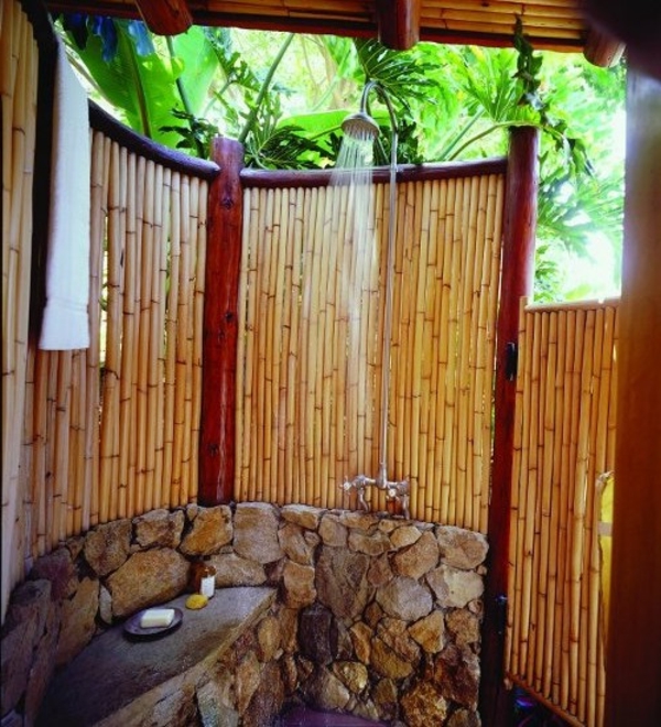 Garten-Dusche-Paravent-Bambus-Ideen-Stein-Boden-draußen-bauen