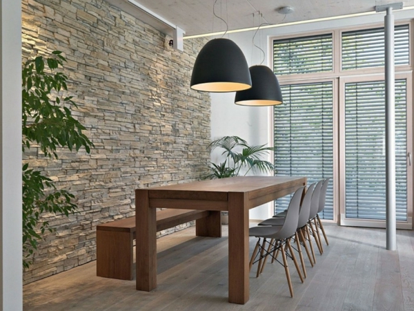 Natursteinwand-im-Wohnzimmer-lampen-und-tisch