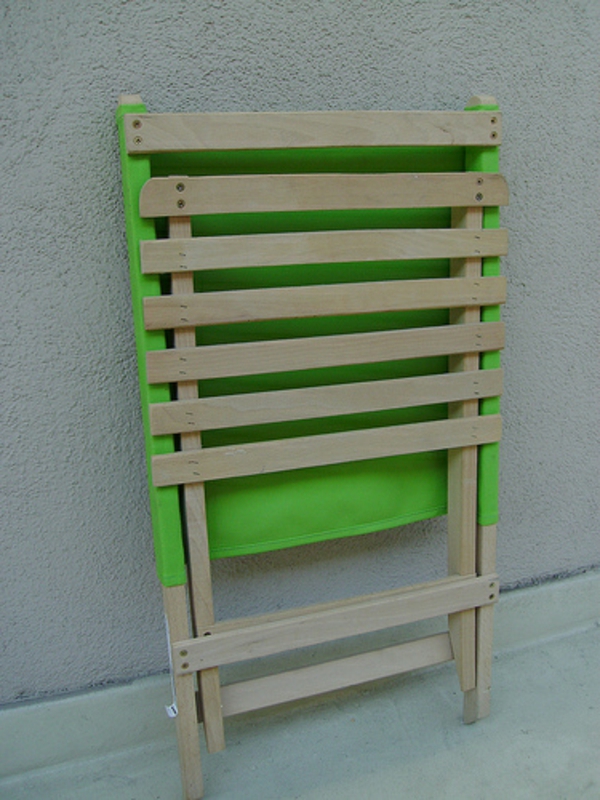 Strandstuhl-Ikea-im-grün-neben-der-Wand