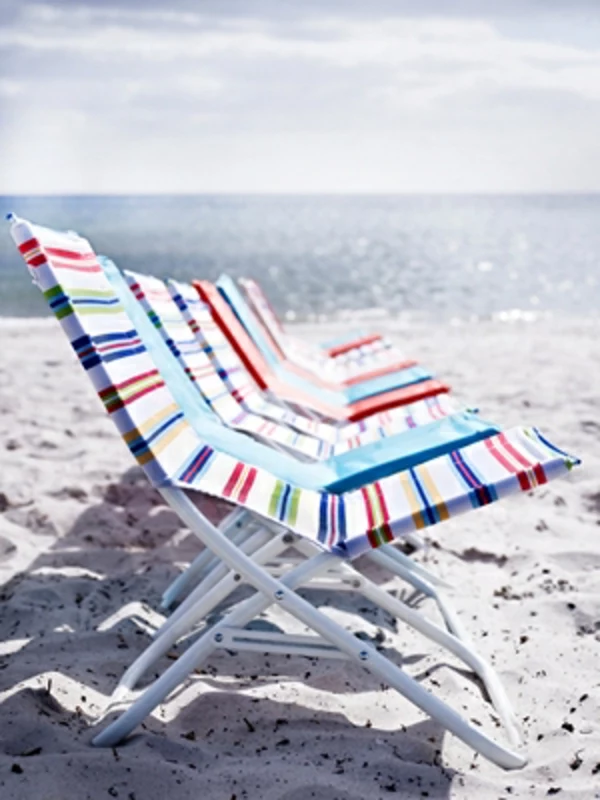 Strandstuhl- Ikea-bunt-und-sonnig-neben-dem-Meer