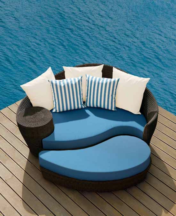 Strantstuhl Ikea-Loungee-outdoor- sofa-weiss-blau-und-schwarz