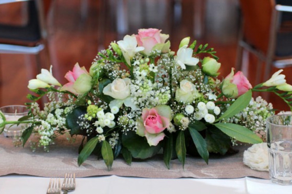 Tischgestecke-für-Hochzeit-Blumendeko-rosen