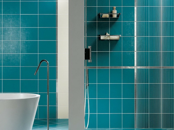 Turquoise-blaugrün-und-weiß-im-badezimmer-modernes-design