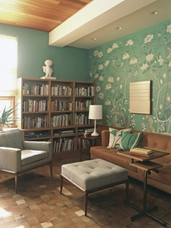 Wohnzimmertapeten-in-grün-und-floralen-Motiven-weiße-blumen