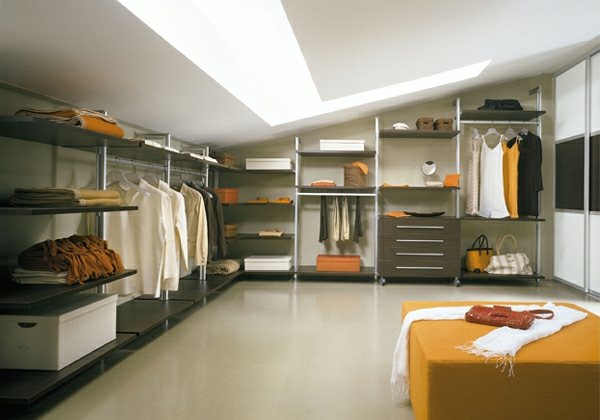 ankleidezimmer möbel-Kleiderzimmer-mit-oranger-Sofa-auf-dem-Dach
