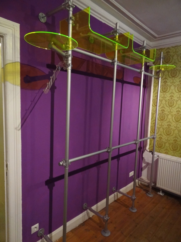 ankleidezimmer möbel-system-im-violett-und gelbrün