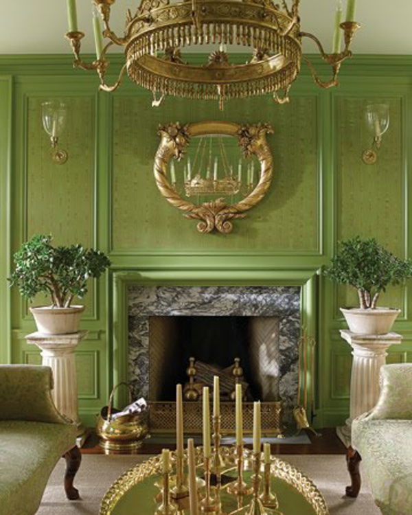 aristokratisch-wirkednes-wohnzimmer-wandfarbe-olivgrün-eleganter kronleuchter