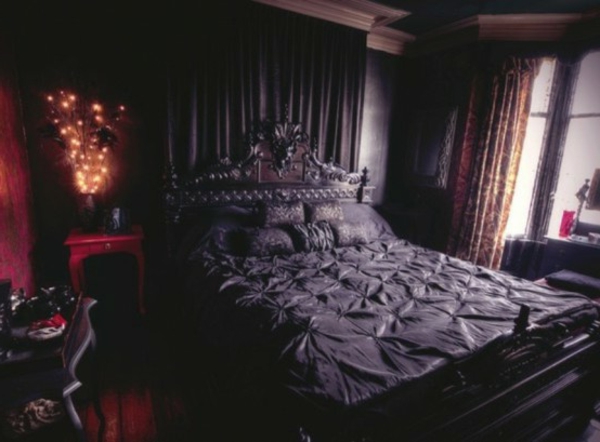 aristokratisch-wirkende- bettwäsche-im-eleganten-schlafzimmer- mit eleganter beleuchtung