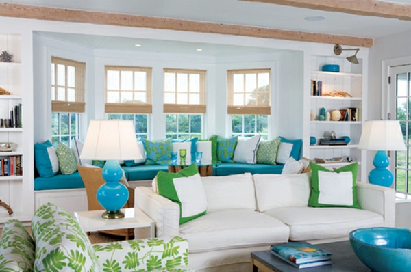 azurblau-weiß-und-grun-als-akzente-farbliche-raumgestaltung-im-wohnzimmer