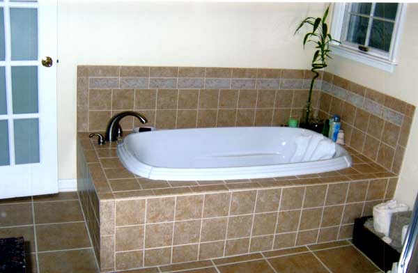 badewanne-einfliesen-beige-farbe-weiße badewanne-eingebaut