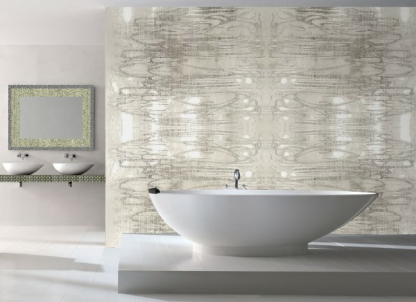 tolles-badezimmer-tapeten-in-weiß-und-silber