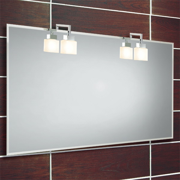 moderner spiegel mit zwei leuchten an der wand im badezimmer