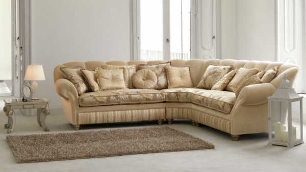beige-sofa-wunderschön-samt