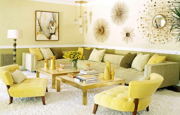 beleuchtungsideen-für-wohnzimmer-gelbe-nuancen-dekokissen auf dem großen sofa