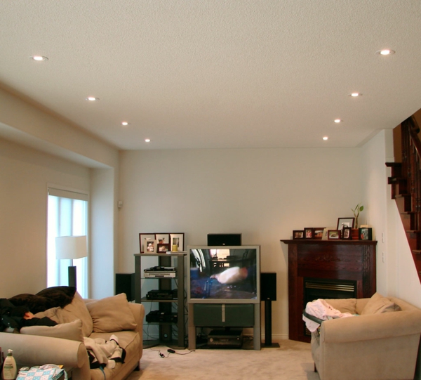 beleuchtungsideen-für-wohnzimmer-schöne-gestaltung-beige sofa mit dekokissen