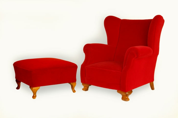 bequemer-sessel-mit-hocker-rote-farbe und weißer hintergrund