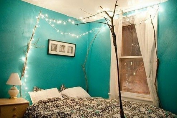 bettleuchten-led-ein Baum-und-grüne-Wand-und-grossem-Bett-und-eine-Lampe
