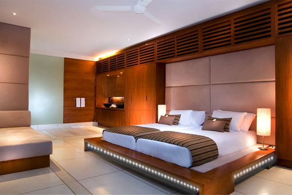 bettleuchten led-ein-luxuser-schlafzimmer-im-holz-und-zwei-lampen