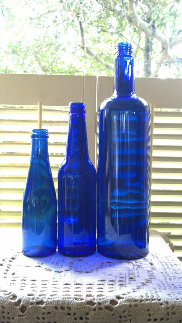 blaue-farbtöne-akzent-deko-flaschen