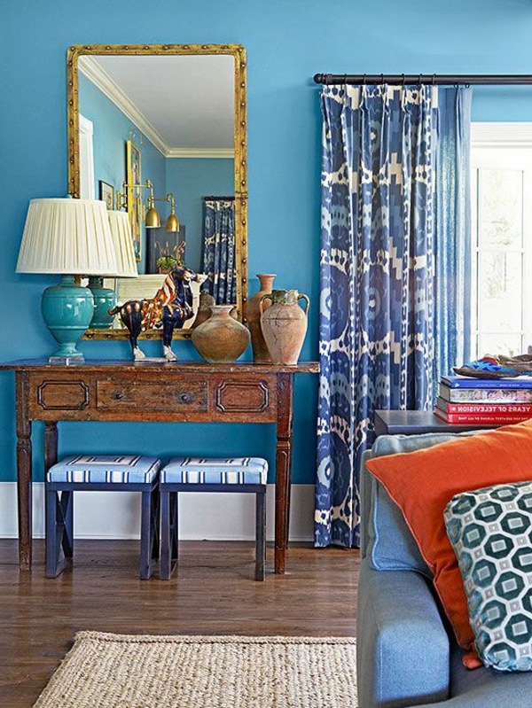 blaue-farbtöne-blaue-wohnzimmer-wandgestaltung-gardinen