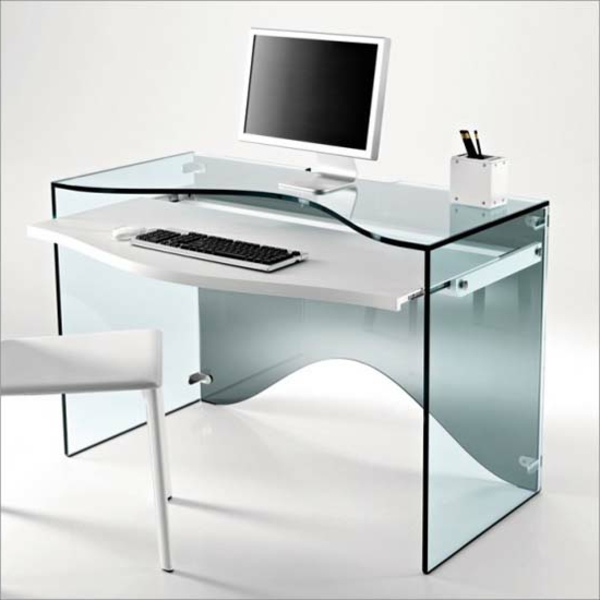 computertisch-aus-glas-mit-einem-interessanten-look- ein weißer stuhl daneben