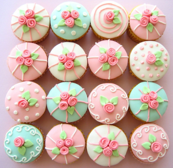 wunderbare-cupcakes-verzierung-bunte-cupcakes-dekorieren