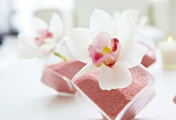 deko-mit-orchideen-foto-vom-nahen-genommen- weiße farben