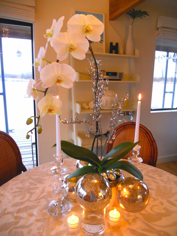 deko-mit-orchideen-für-den-tisch- zwei lange kerzen