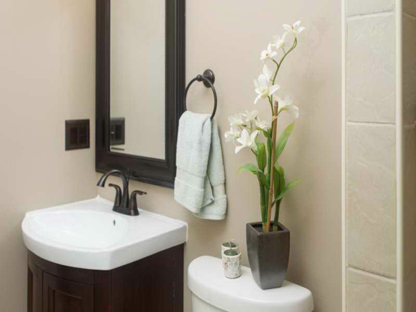 deko-mit-orchideen-für-ein-modernes-badezimmer- mit schönem spiegel