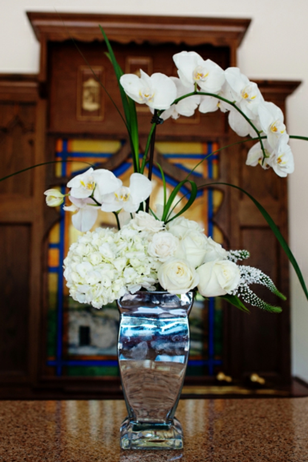 deko-mit-orchideen-im-weiß- eine interessante vase