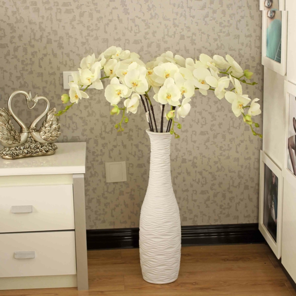 deko-mit-orchideen-in-einer-modernen-vase- in weiß