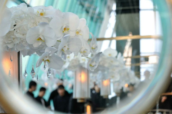 deko-mit-orchideen-weiße-farbe- und ein runder spiegel dahinter