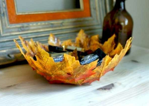 deko-selber-machen-herbst-ein Pokal aus Blättern