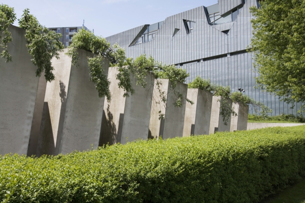 die-besten-städte-der-welt-moderne-architektur-judisches-museum-in-berlin- grüne bepflanzung