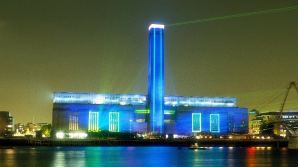 die-besten-städte-der-welt-moderne-architektur-tate-modern-museum-in-london-blaue beleuchtung