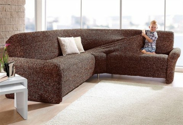 ecksofa -überzüge-moderne-gestaltung- zwei dekokissen und ein junge auf dem sofa