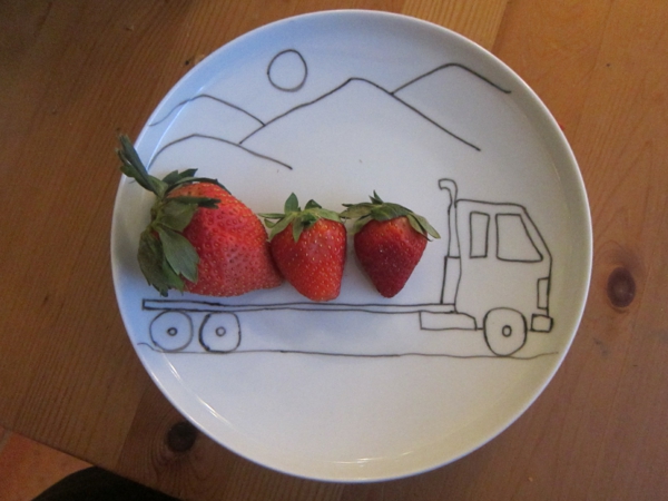 ein-wunderschöner-teller-für-kinder- dekoration mit erdbeeren