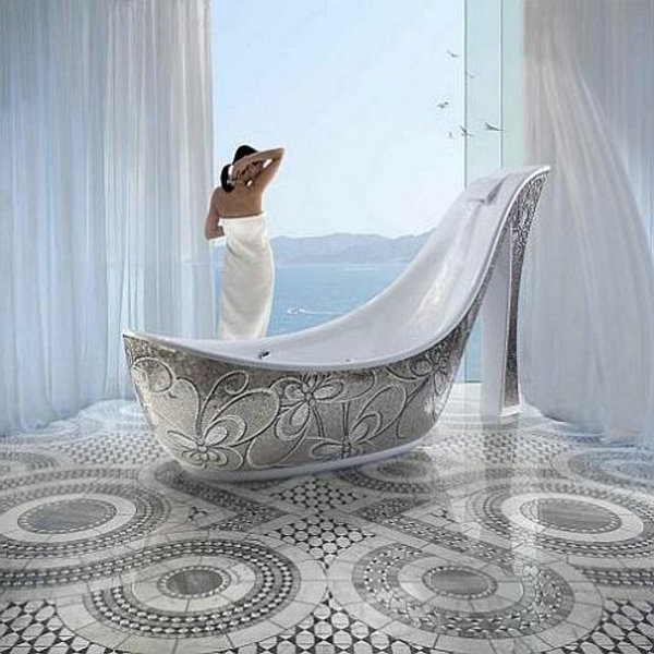 ein wunderschönes badezimmer mit blick aufs meer- badewanne in der form von einem schuh