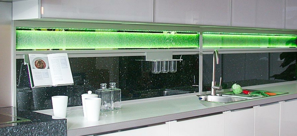 eine-interessante-küchenrückwand-aus-glas-schöne-beleuchtung- moderner look