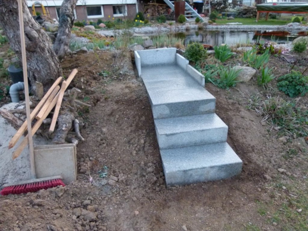 eine-kleine-treppe-selber-bauen-im-prozess- neben einem teich