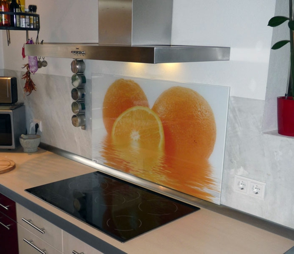 eine-küche-mit-extravaganter-küchenrückwand-aus-glas- großes foto von orangen